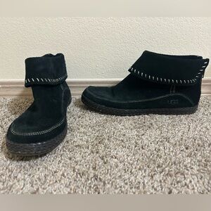 UGG Women's Suede Varney Moccasin Ankle Fashion Boot Braided Size 8.5 Black Zip